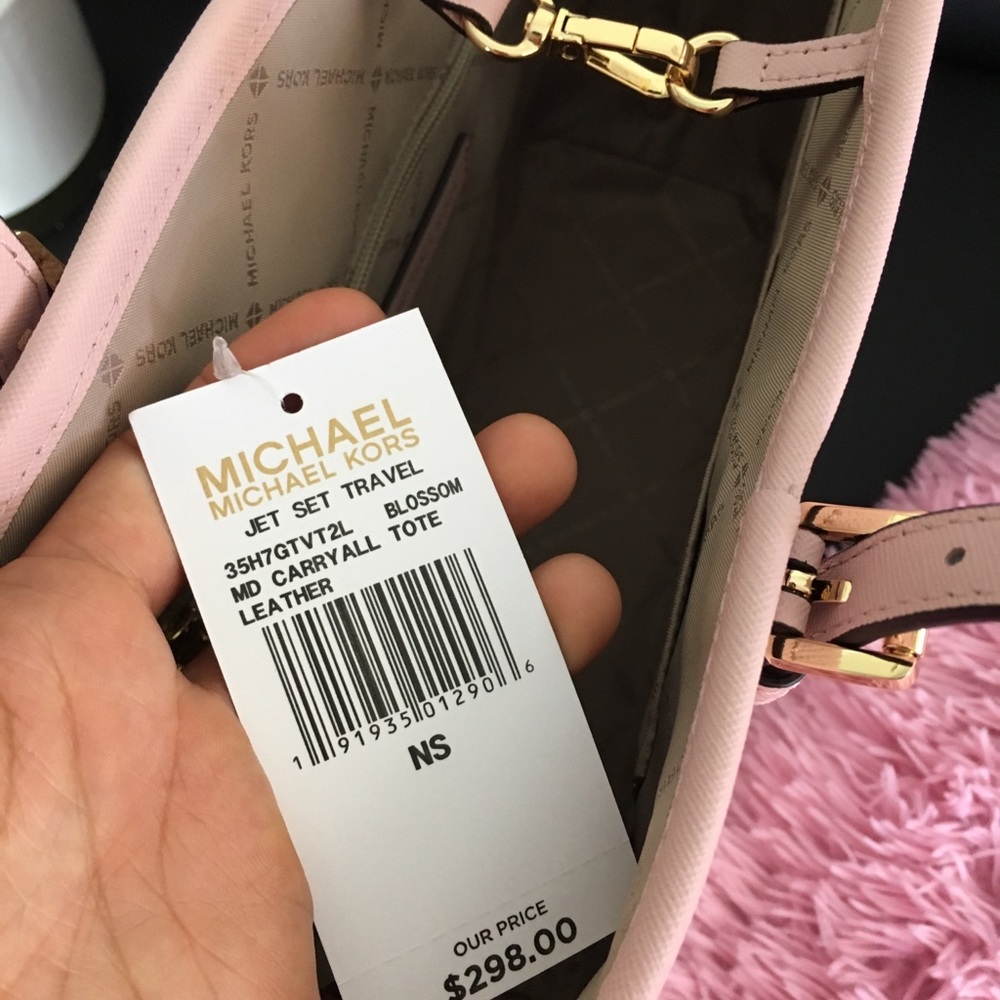 SALE Michael Kors Carryall Tote - Picture 7 of 8
